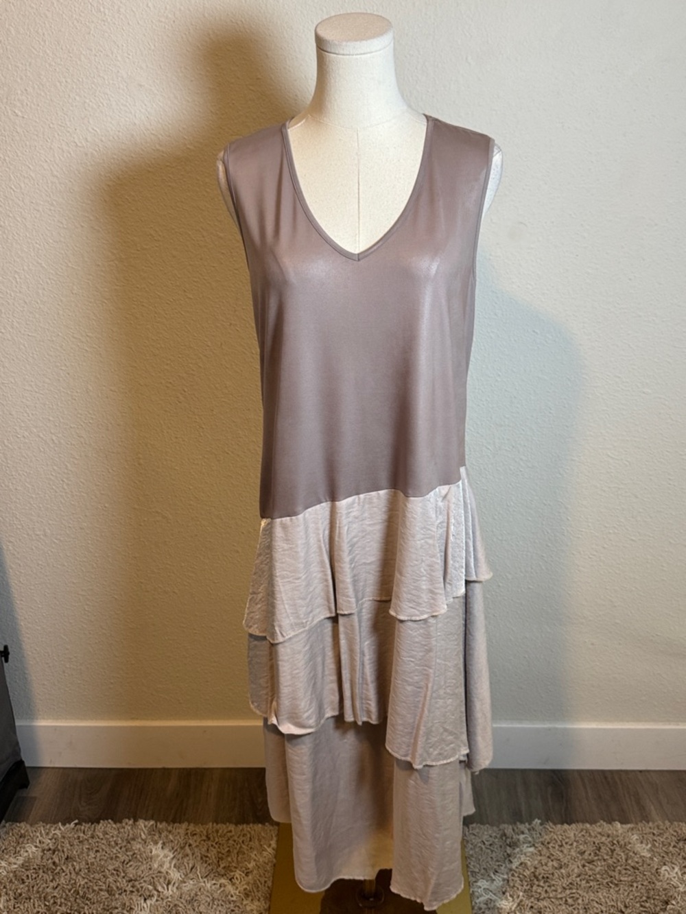 NWT Kozan Sleeveless V-Neck Tiered Midi Dress Champagne/Taupe size Large